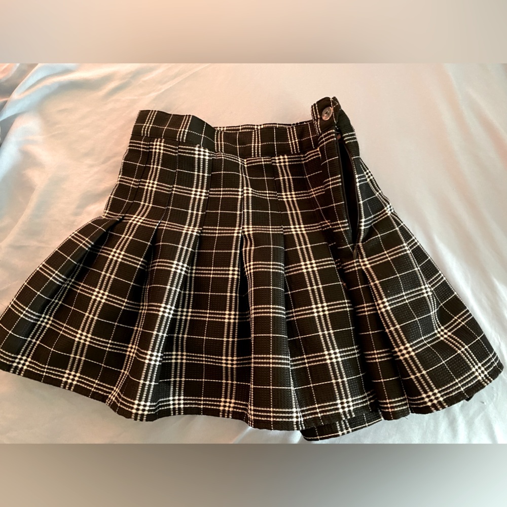 Zipper Side Plaid Pleated
Skirt, Medium Black and White Plaid